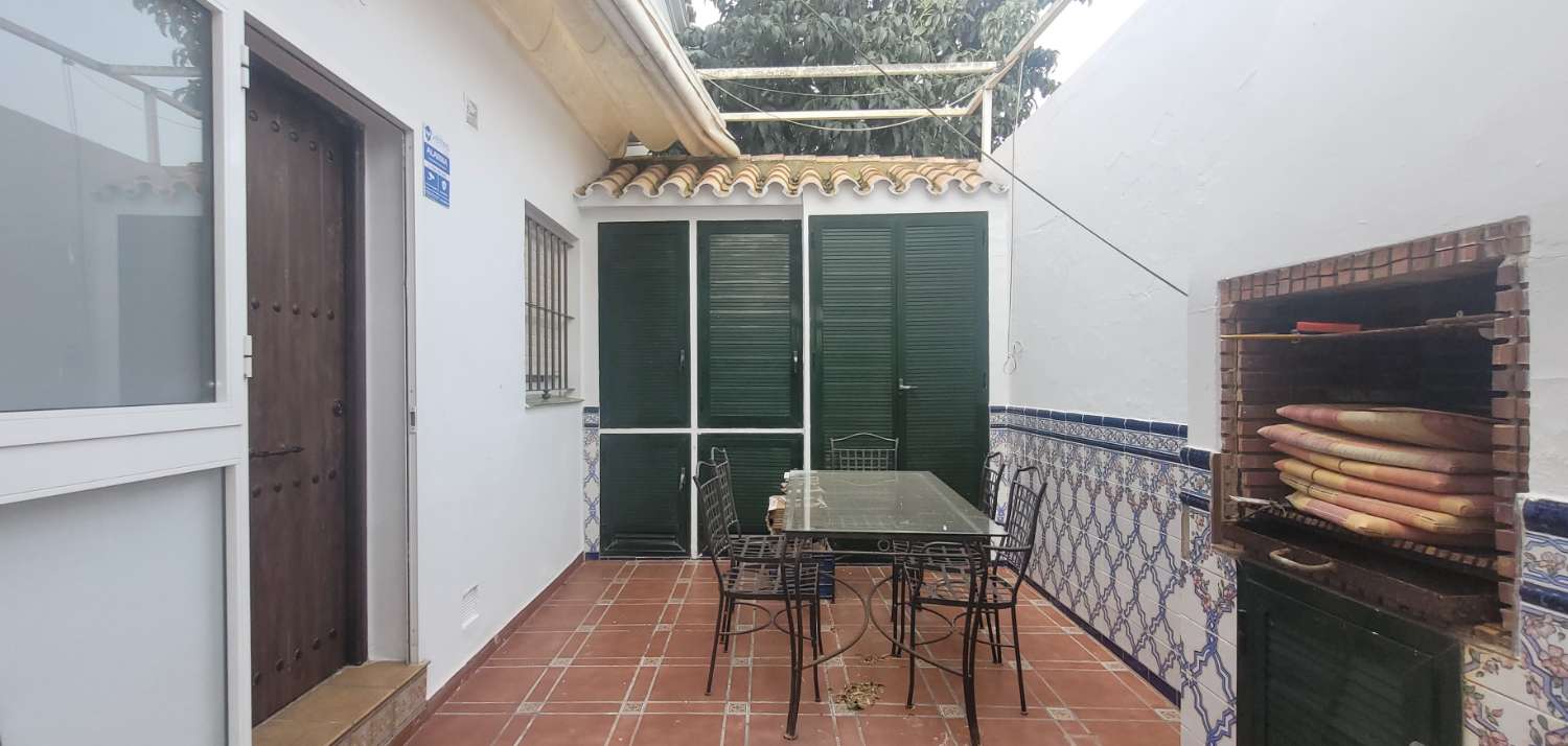 SE ALQUILA ESTUPENDO CHALET ADOSADO DE 165 M2 CON 4 DORMITORIOS Y 2 BAÑOS EN RESIDENCIAL ESPÍRITU SANTO DE SANLUCAR DE BARRAMEDA