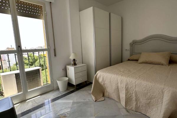 RUMMELIGT OG LYST VÆRELSE TIL LEJE FOR STUDERE...