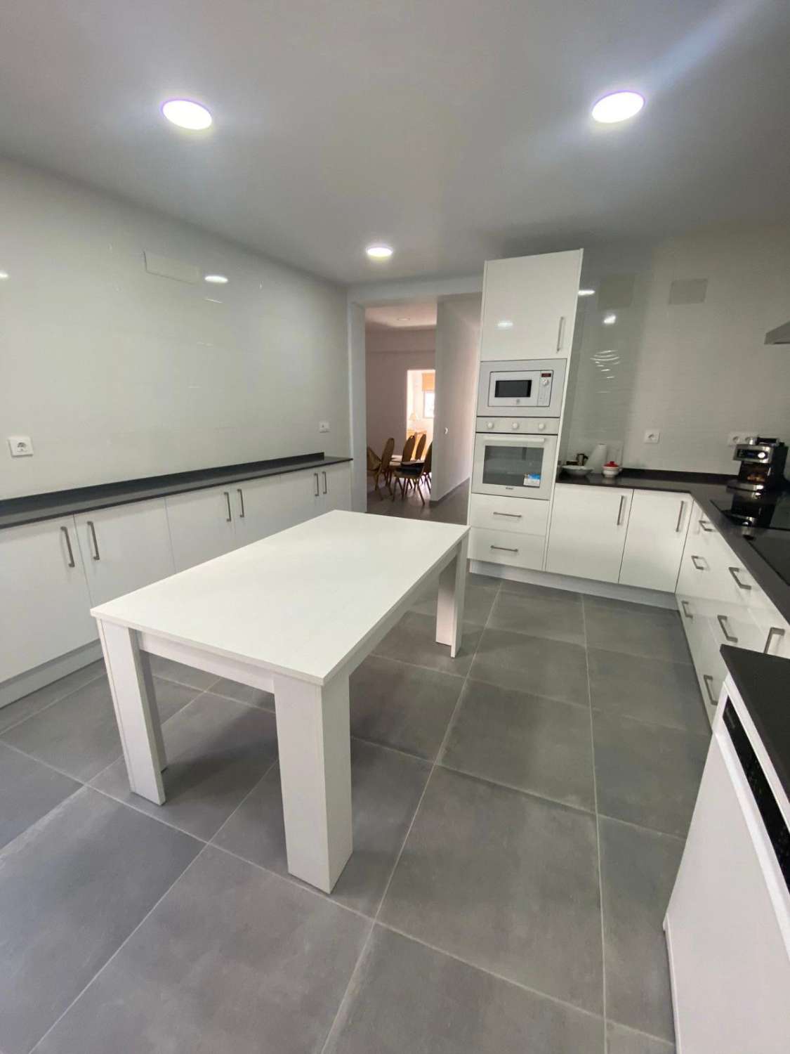 SE ALQUILA AMPLIA HABITACIÓN PARA ESTUDIANTES O TRABAJADORES EN PISO COMPARTIDO de 5 HABITACIONES EN JEREZ DE LA FRONTERA (EL RETIRO) CON 8 COMPAÑEROS