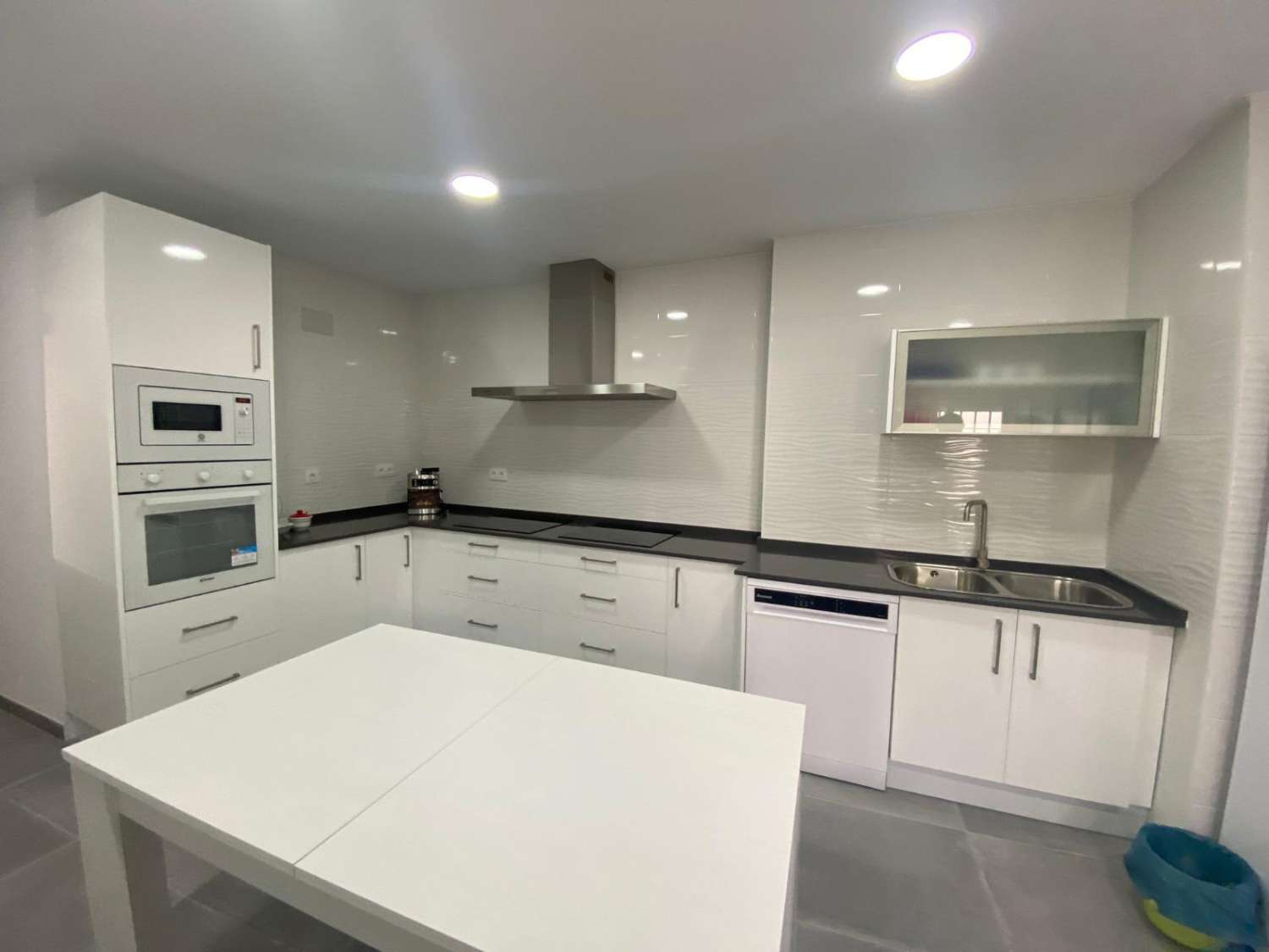 SE ALQUILA AMPLIA HABITACIÓN PARA ESTUDIANTES O TRABAJADORES EN PISO COMPARTIDO de 5 HABITACIONES EN JEREZ DE LA FRONTERA (EL RETIRO) CON 8 COMPAÑEROS