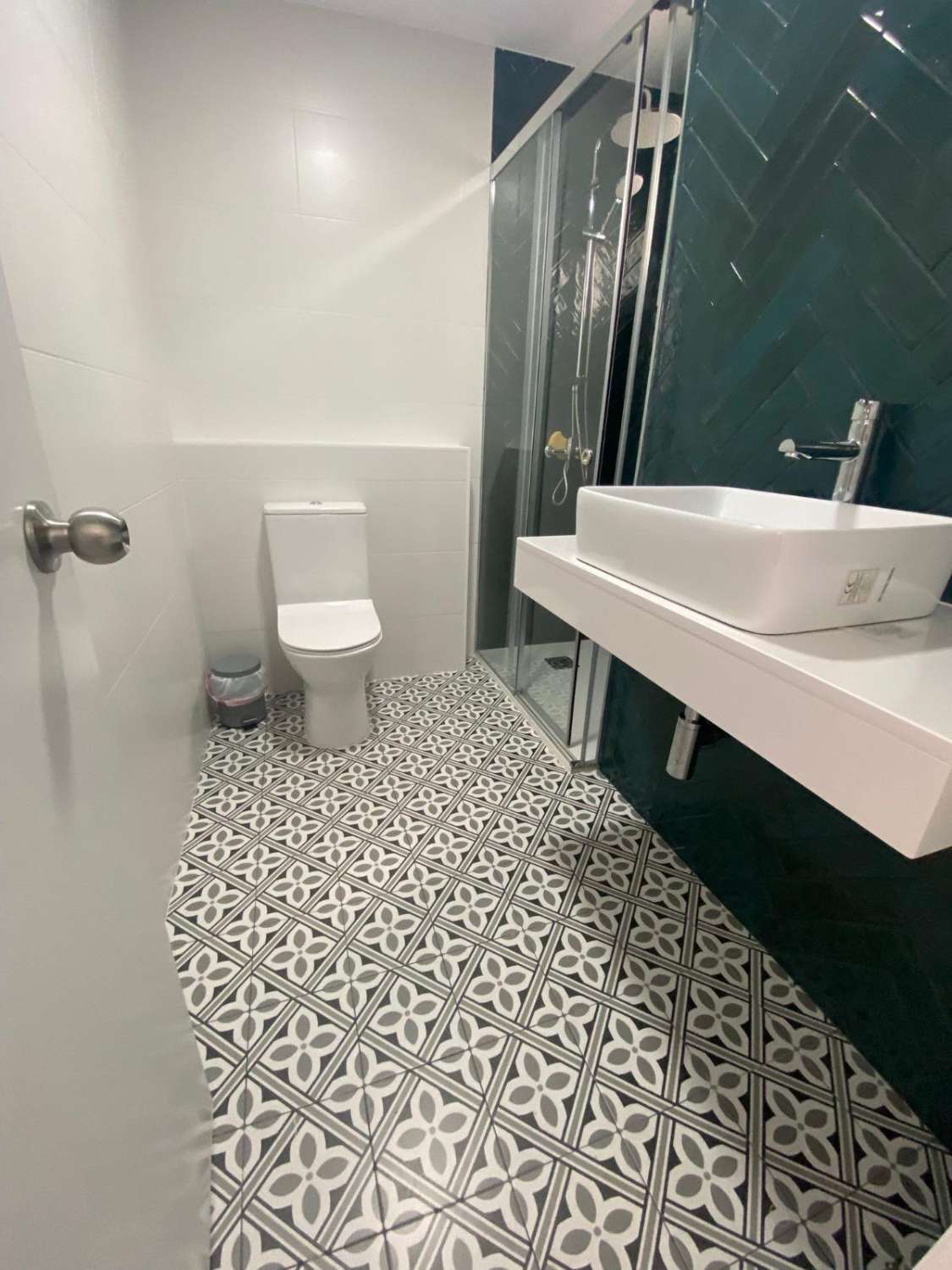 SE ALQUILA AMPLIA HABITACIÓN PARA ESTUDIANTES O TRABAJADORES EN PISO COMPARTIDO de 5 HABITACIONES EN JEREZ DE LA FRONTERA (EL RETIRO) CON 8 COMPAÑEROS