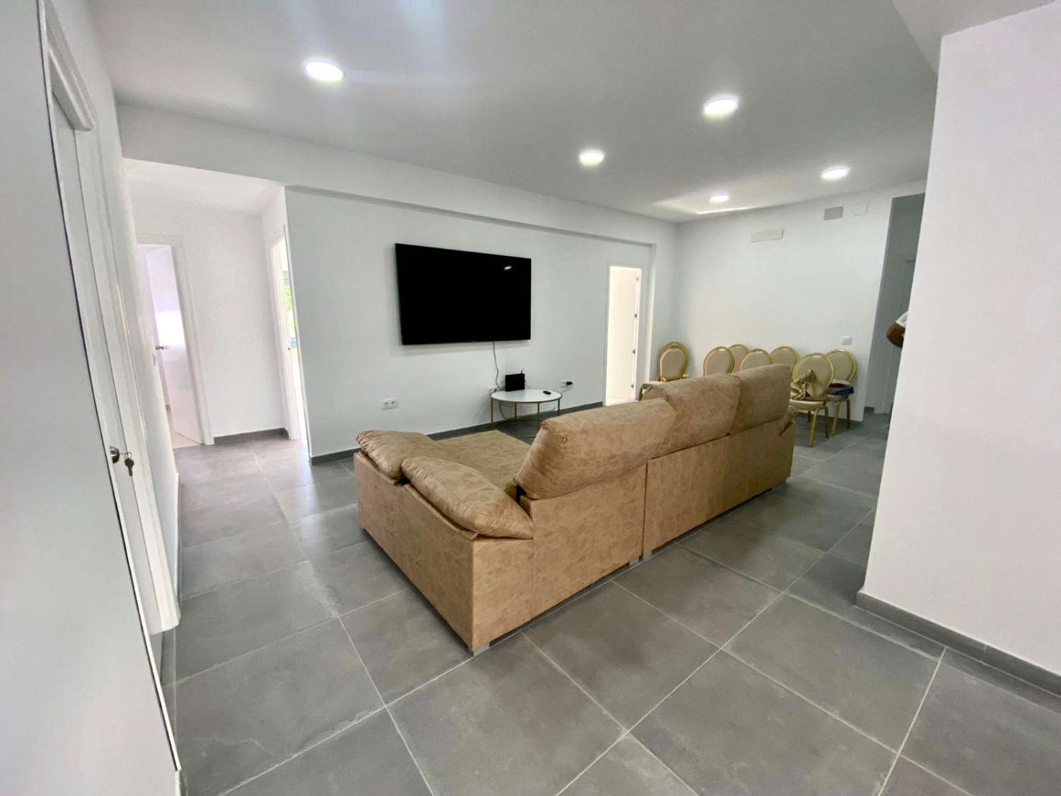 SE ALQUILA AMPLIA HABITACIÓN PARA ESTUDIANTES O TRABAJADORES EN PISO COMPARTIDO de 5 HABITACIONES EN JEREZ DE LA FRONTERA (EL RETIRO) CON 8 COMPAÑEROS