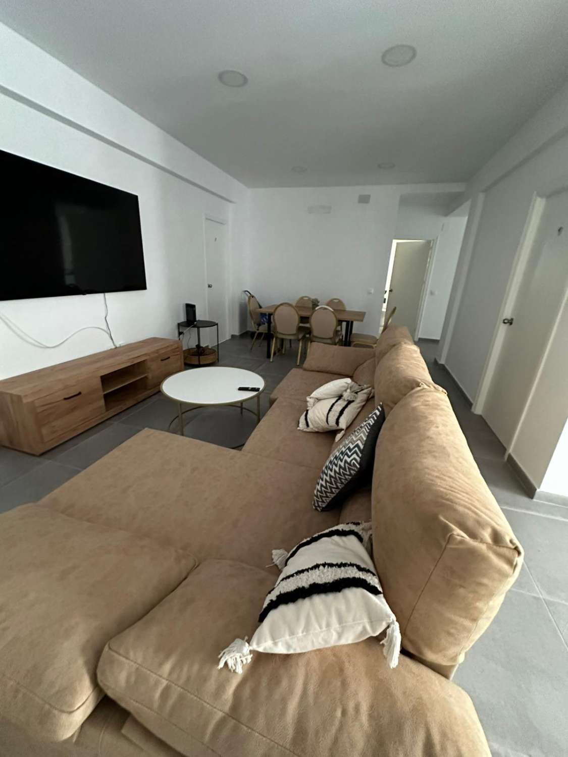 SE ALQUILA AMPLIA HABITACIÓN PARA ESTUDIANTES O TRABAJADORES EN PISO COMPARTIDO de 5 HABITACIONES EN JEREZ DE LA FRONTERA (EL RETIRO) CON 8 COMPAÑEROS