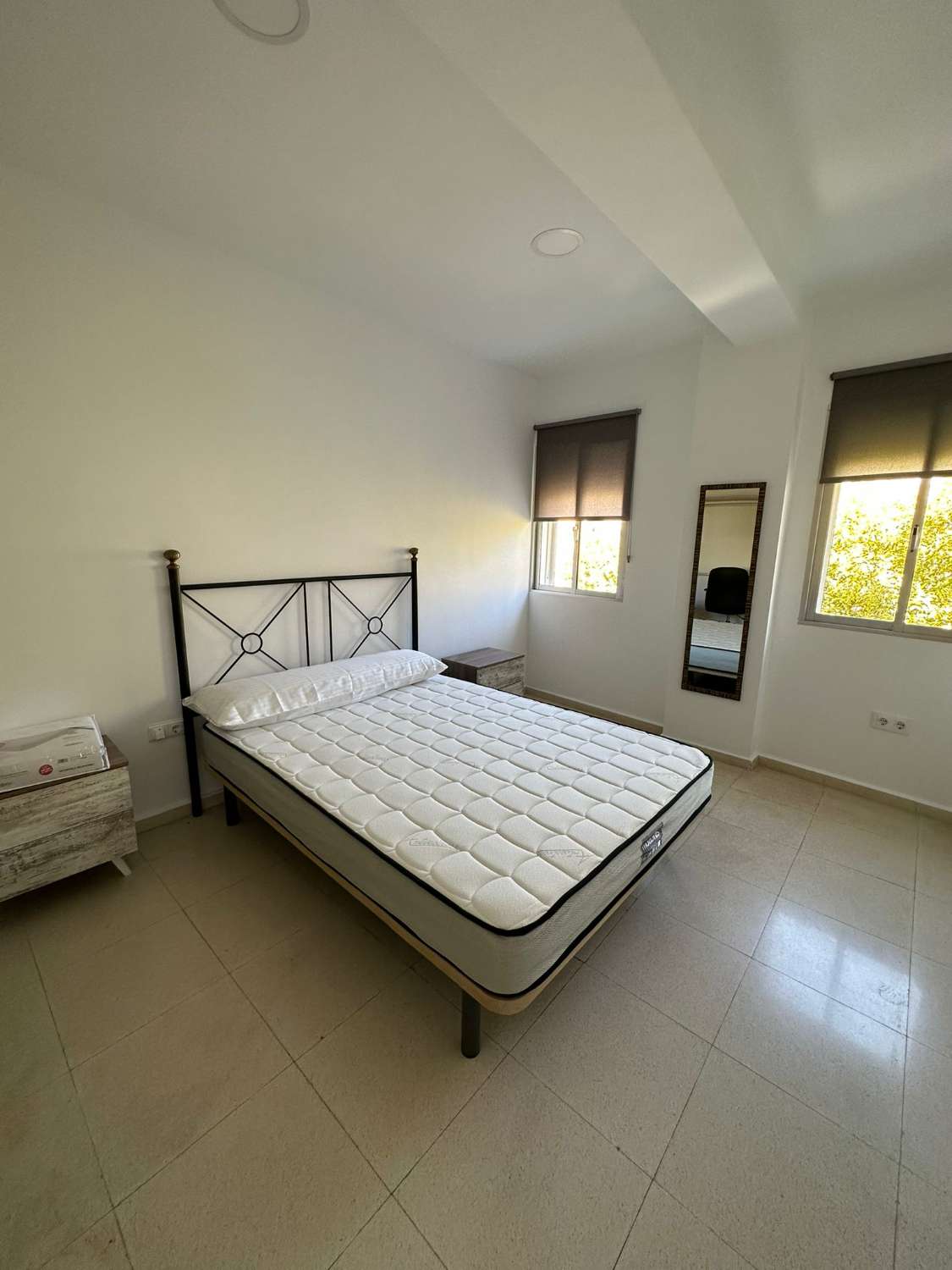 SE ALQUILA AMPLIA HABITACIÓN PARA ESTUDIANTES O TRABAJADORES EN PISO COMPARTIDO de 5 HABITACIONES EN JEREZ DE LA FRONTERA (EL RETIRO) CON 8 COMPAÑEROS