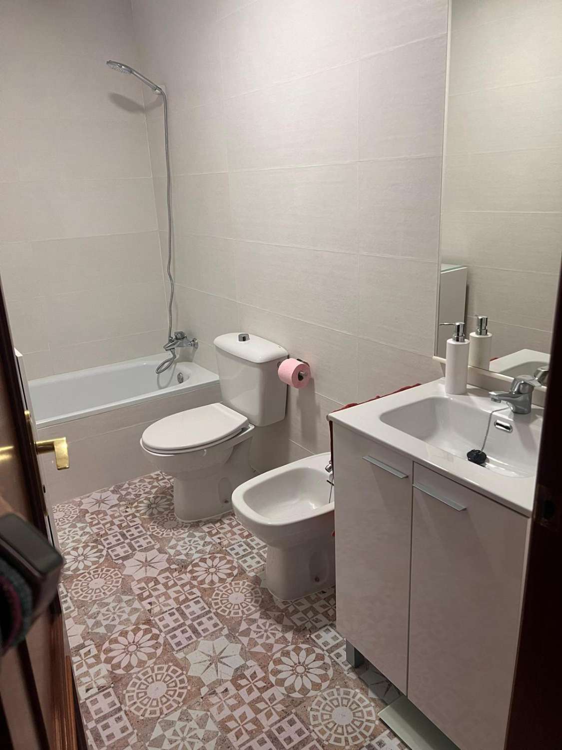 SE VENDE ESTUPENDO CHALET ADOSADO DE 155 M2 CON 6 DORMITORIOS EN ZONA MAMELON Y ALVARO DOMECQ EN JEREZ DE LA FRONTERA