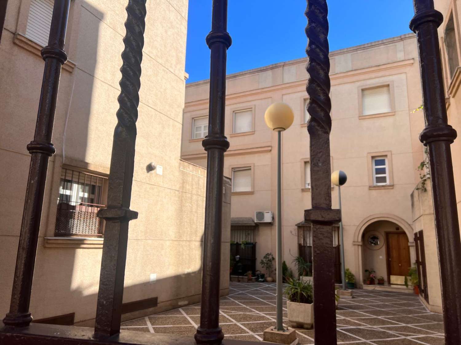 SE VENDE ESTUPENDO CHALET ADOSADO DE 155 M2 CON 6 DORMITORIOS EN ZONA MAMELON Y ALVARO DOMECQ EN JEREZ DE LA FRONTERA