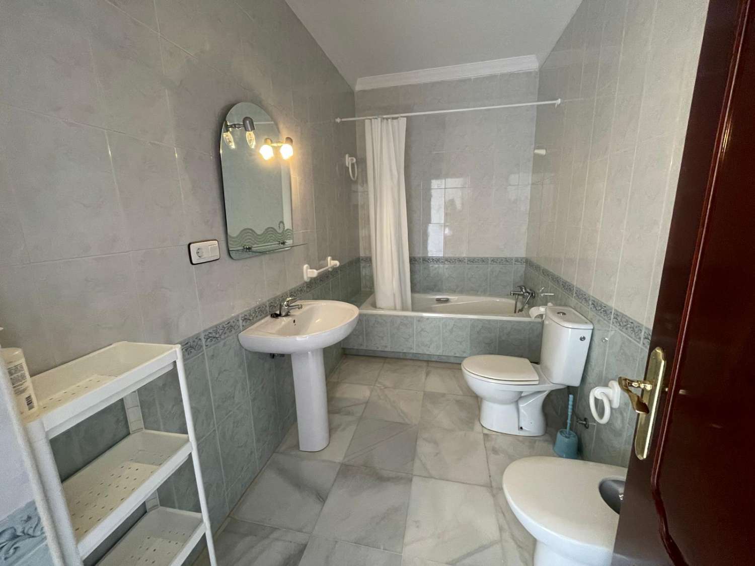 SE ALQUILA ANUAL GRAN CHALET DE 200 M2 CON 5 DORMITORIOS Y 2 BAÑOS A POCOS METROS DEL MAR EN CAMINO DE LA REYERTA, LA JARA, SANLÚCAR DE BARRAMEDA