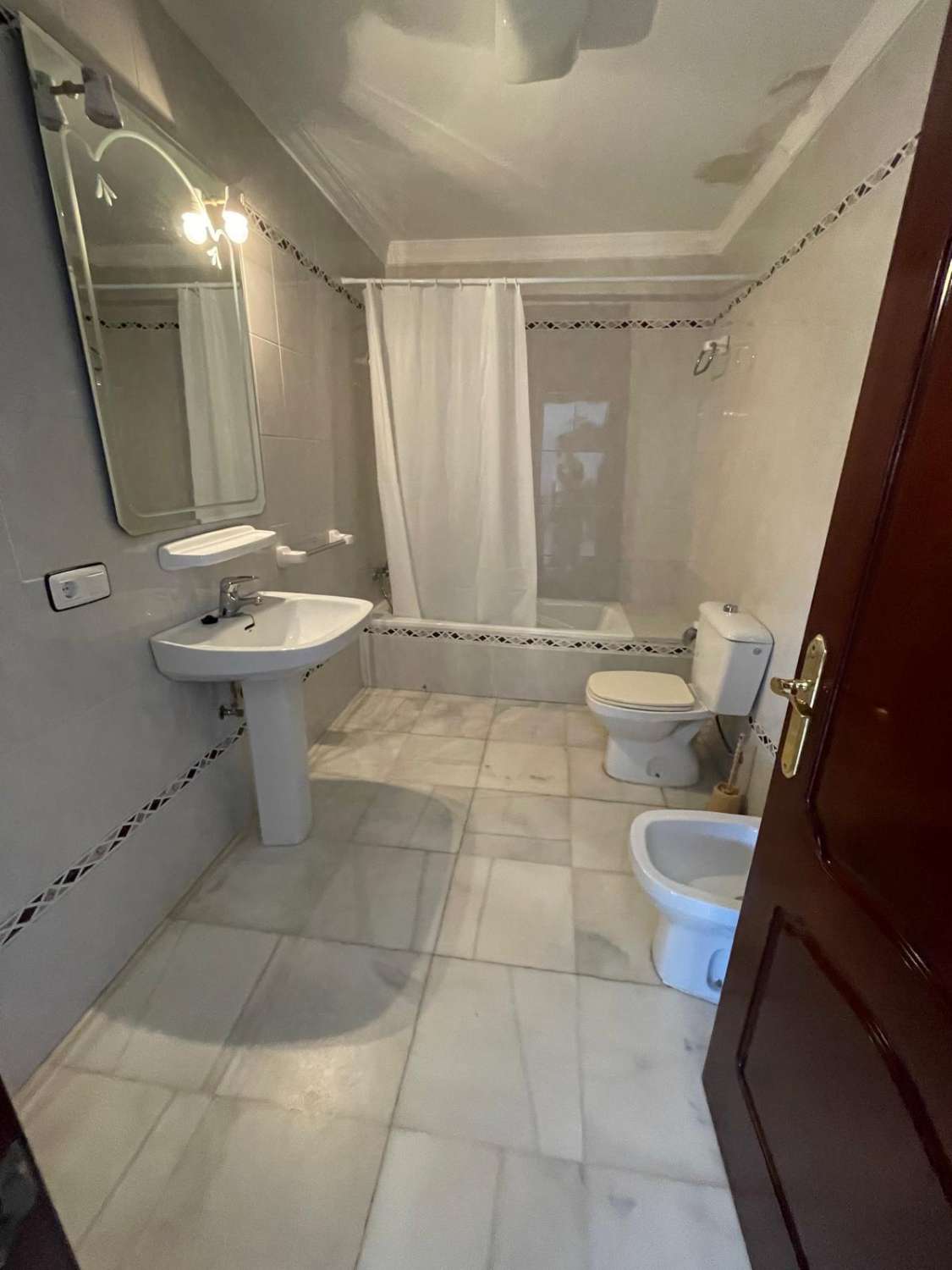 SE ALQUILA ANUAL GRAN CHALET DE 200 M2 CON 5 DORMITORIOS Y 2 BAÑOS A POCOS METROS DEL MAR EN CAMINO DE LA REYERTA, LA JARA, SANLÚCAR DE BARRAMEDA