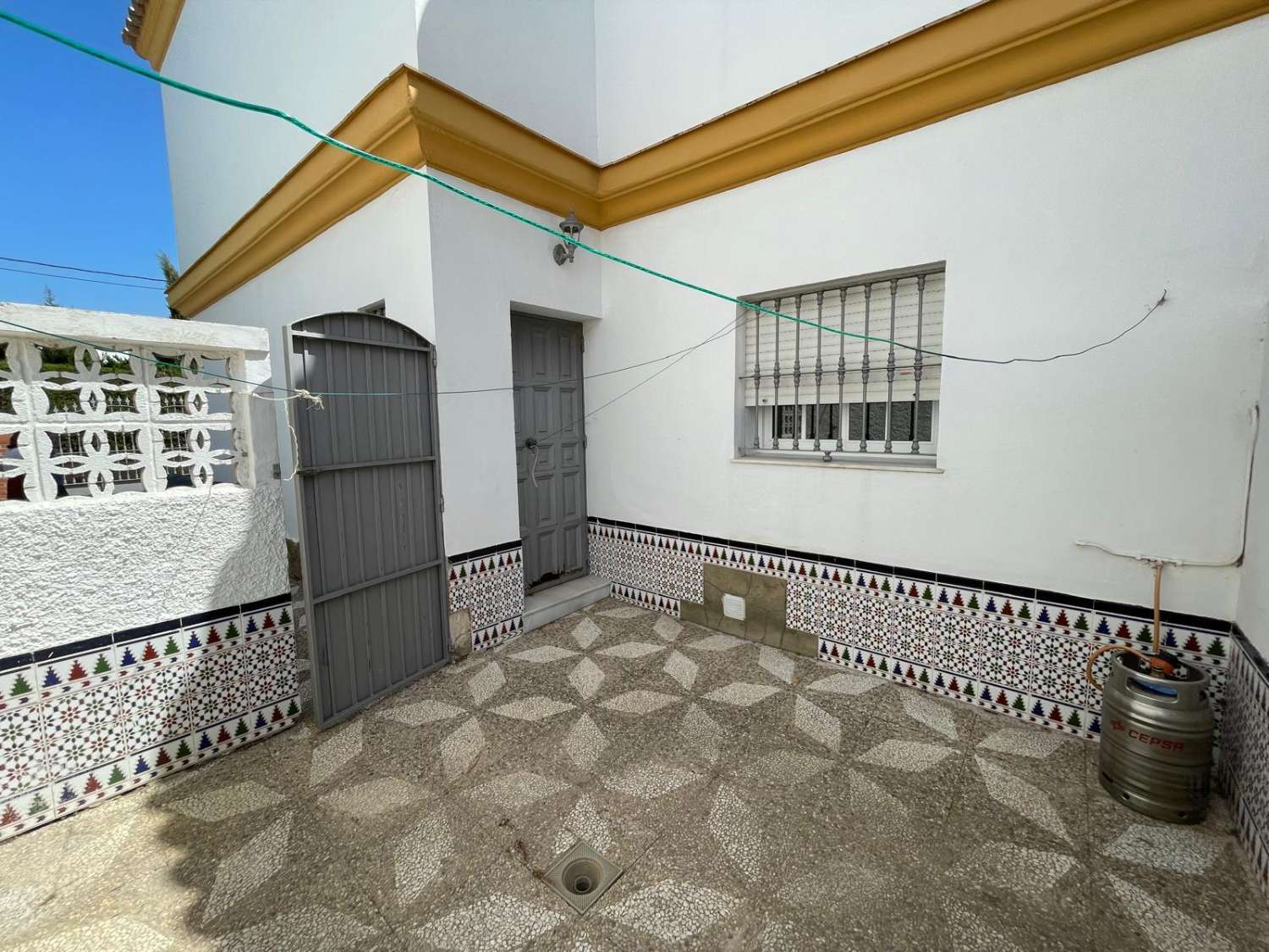 SE ALQUILA ANUAL GRAN CHALET DE 200 M2 CON 5 DORMITORIOS Y 2 BAÑOS A POCOS METROS DEL MAR EN CAMINO DE LA REYERTA, LA JARA, SANLÚCAR DE BARRAMEDA