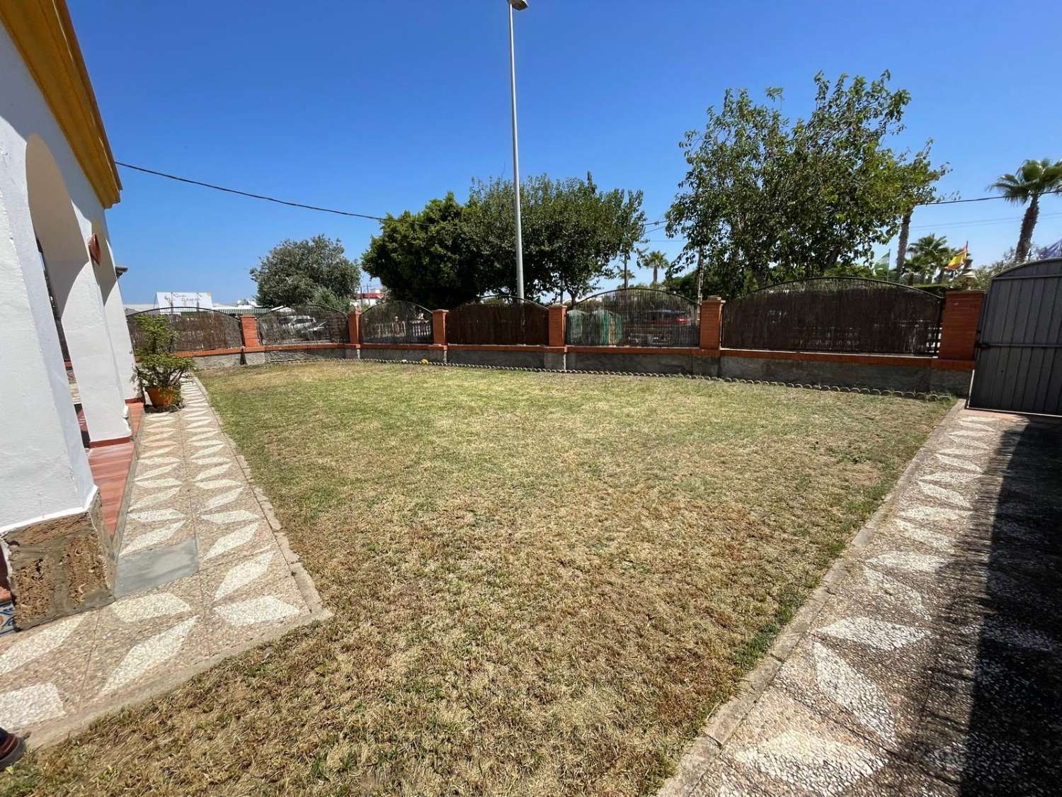 SE ALQUILA ANUAL GRAN CHALET DE 200 M2 CON 5 DORMITORIOS Y 2 BAÑOS A POCOS METROS DEL MAR EN CAMINO DE LA REYERTA, LA JARA, SANLÚCAR DE BARRAMEDA