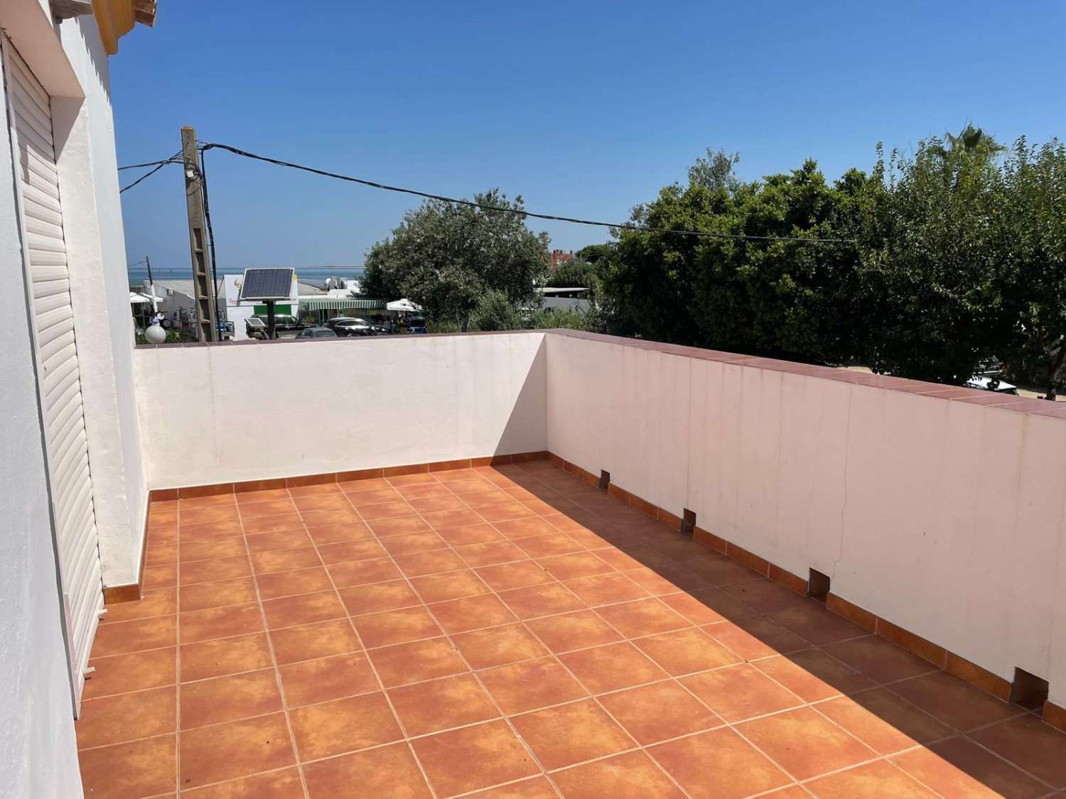 SE ALQUILA ANUAL GRAN CHALET DE 200 M2 CON 5 DORMITORIOS Y 2 BAÑOS A POCOS METROS DEL MAR EN CAMINO DE LA REYERTA, LA JARA, SANLÚCAR DE BARRAMEDA