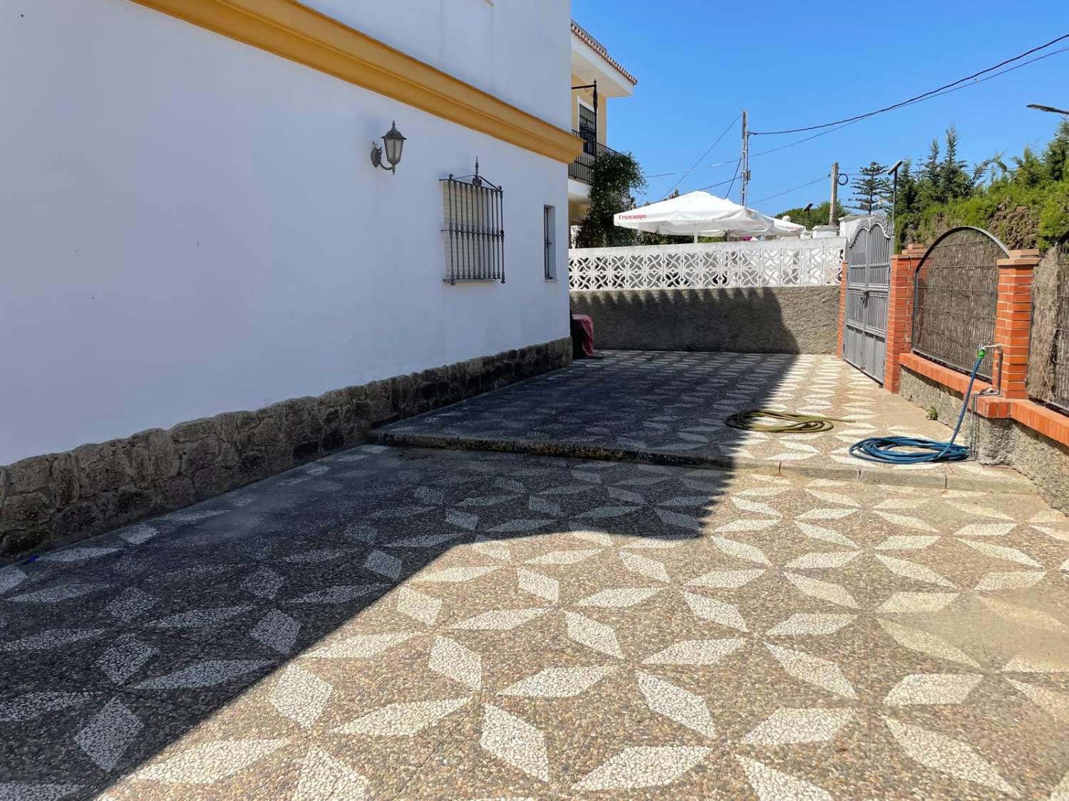 SE ALQUILA ANUAL GRAN CHALET DE 200 M2 CON 5 DORMITORIOS Y 2 BAÑOS A POCOS METROS DEL MAR EN CAMINO DE LA REYERTA, LA JARA, SANLÚCAR DE BARRAMEDA