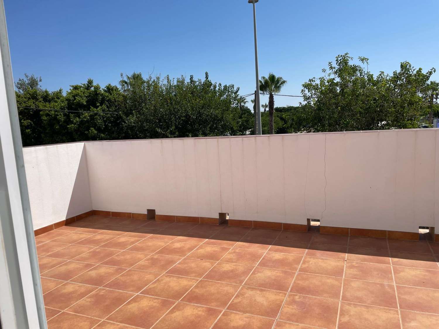 SE ALQUILA ANUAL GRAN CHALET DE 200 M2 CON 5 DORMITORIOS Y 2 BAÑOS A POCOS METROS DEL MAR EN CAMINO DE LA REYERTA, LA JARA, SANLÚCAR DE BARRAMEDA