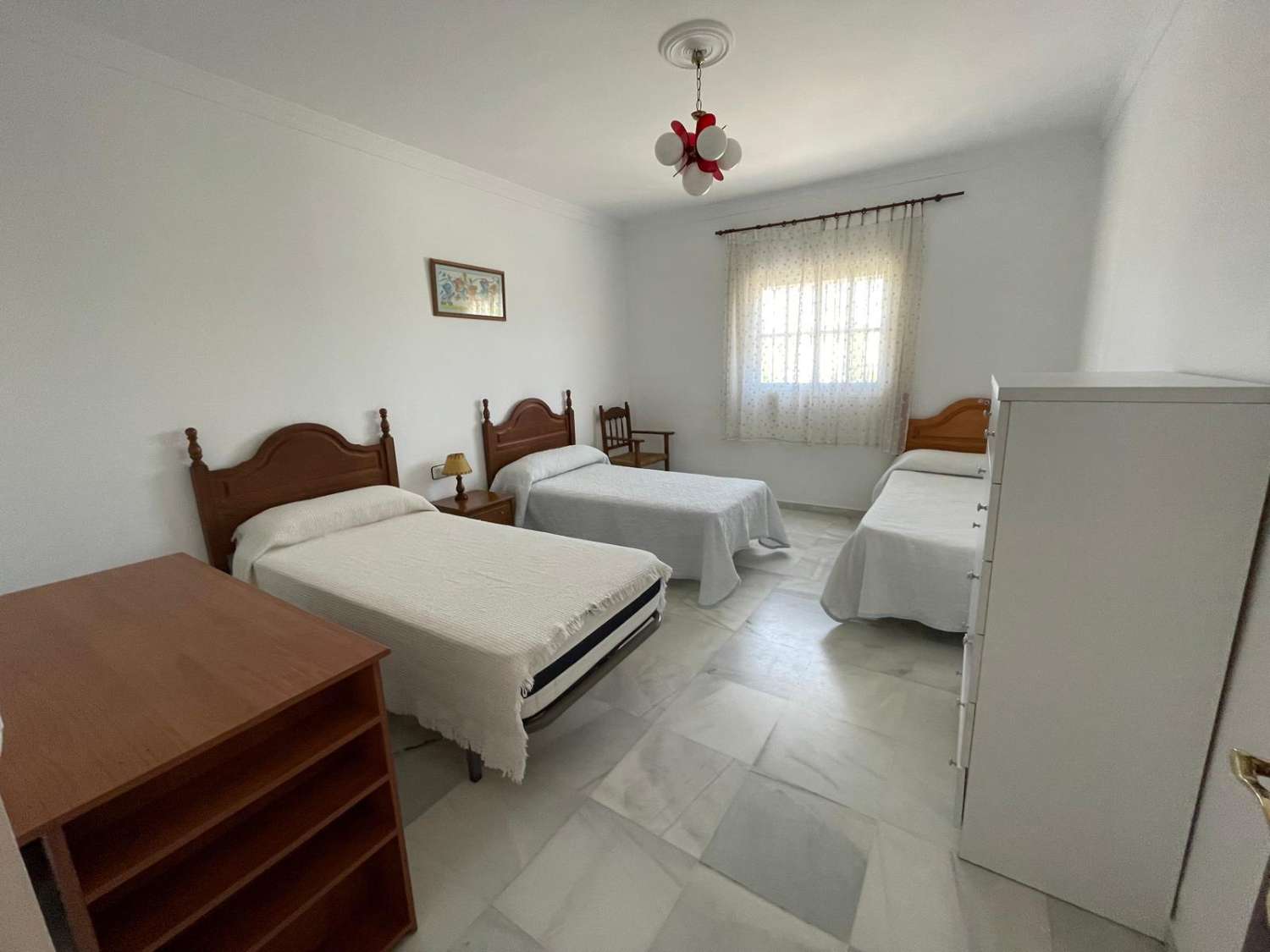 SE ALQUILA ANUAL GRAN CHALET DE 200 M2 CON 5 DORMITORIOS Y 2 BAÑOS A POCOS METROS DEL MAR EN CAMINO DE LA REYERTA, LA JARA, SANLÚCAR DE BARRAMEDA