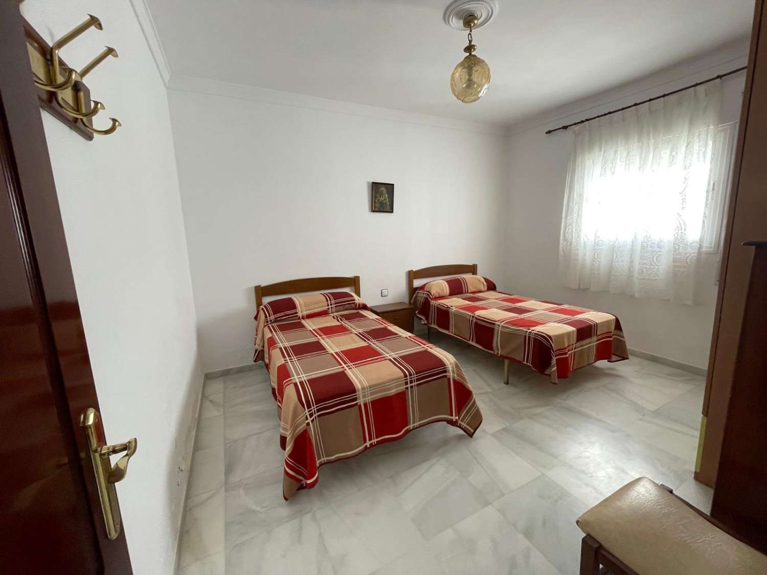 SE ALQUILA ANUAL GRAN CHALET DE 200 M2 CON 5 DORMITORIOS Y 2 BAÑOS A POCOS METROS DEL MAR EN CAMINO DE LA REYERTA, LA JARA, SANLÚCAR DE BARRAMEDA