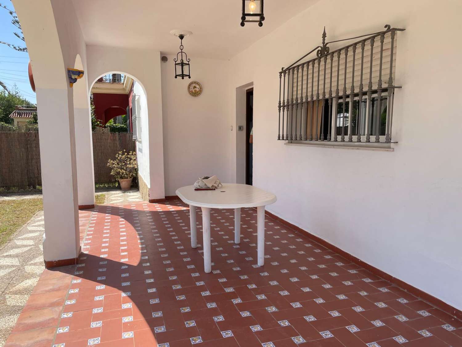 SE ALQUILA ANUAL GRAN CHALET DE 200 M2 CON 5 DORMITORIOS Y 2 BAÑOS A POCOS METROS DEL MAR EN CAMINO DE LA REYERTA, LA JARA, SANLÚCAR DE BARRAMEDA