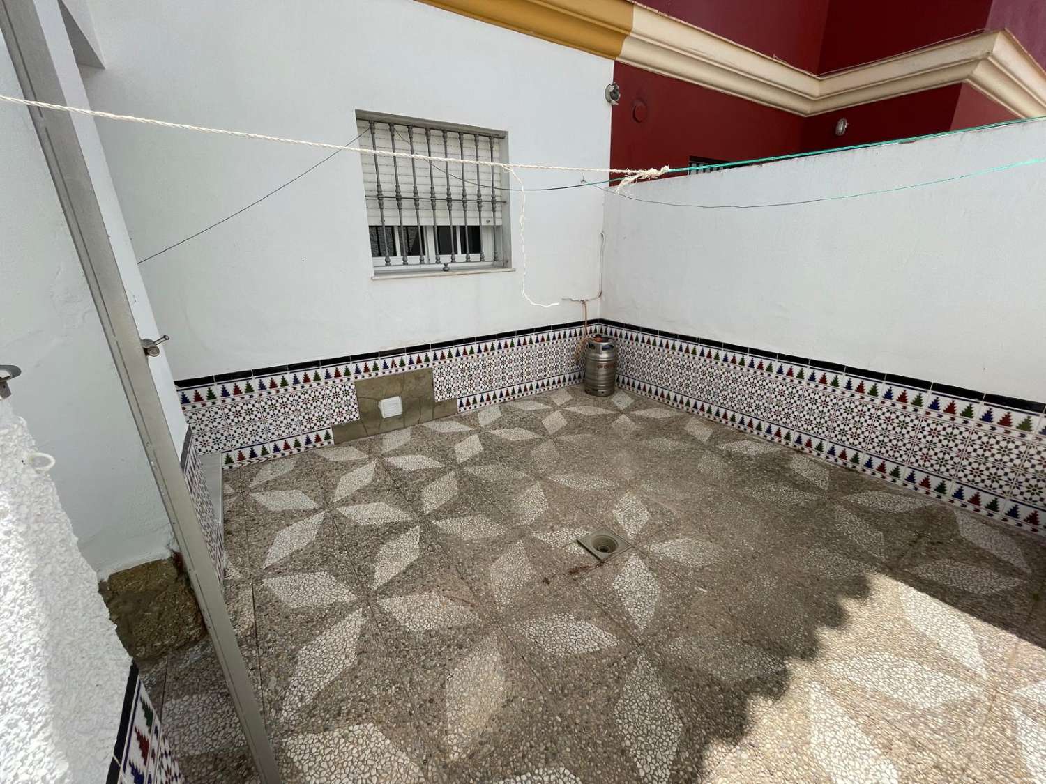 SE ALQUILA ANUAL GRAN CHALET DE 200 M2 CON 5 DORMITORIOS Y 2 BAÑOS A POCOS METROS DEL MAR EN CAMINO DE LA REYERTA, LA JARA, SANLÚCAR DE BARRAMEDA