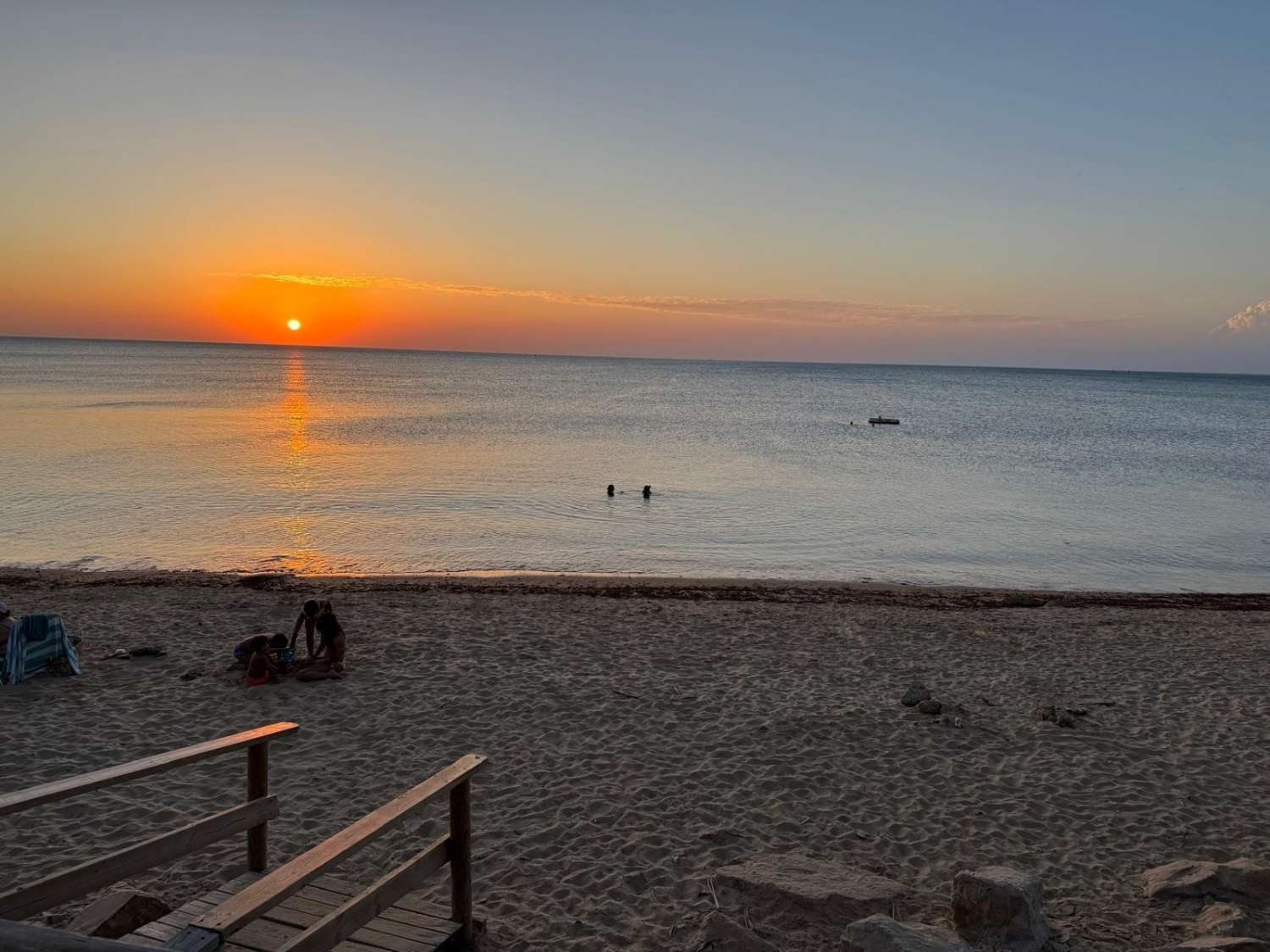 SE ALQUILA ANUAL GRAN CHALET DE 200 M2 CON 5 DORMITORIOS Y 2 BAÑOS A POCOS METROS DEL MAR EN CAMINO DE LA REYERTA, LA JARA, SANLÚCAR DE BARRAMEDA