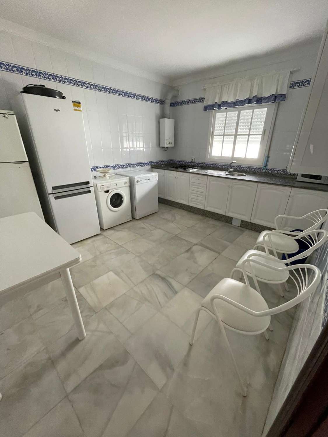 SE ALQUILA ANUAL GRAN CHALET DE 200 M2 CON 5 DORMITORIOS Y 2 BAÑOS A POCOS METROS DEL MAR EN CAMINO DE LA REYERTA, LA JARA, SANLÚCAR DE BARRAMEDA