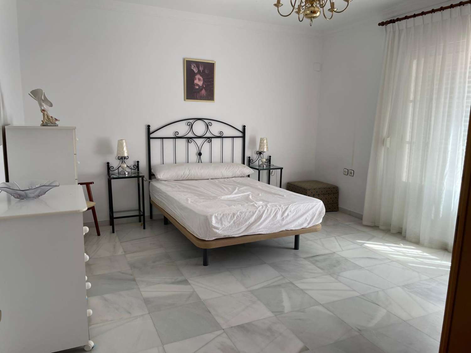 SE ALQUILA ANUAL GRAN CHALET DE 200 M2 CON 5 DORMITORIOS Y 2 BAÑOS A POCOS METROS DEL MAR EN CAMINO DE LA REYERTA, LA JARA, SANLÚCAR DE BARRAMEDA