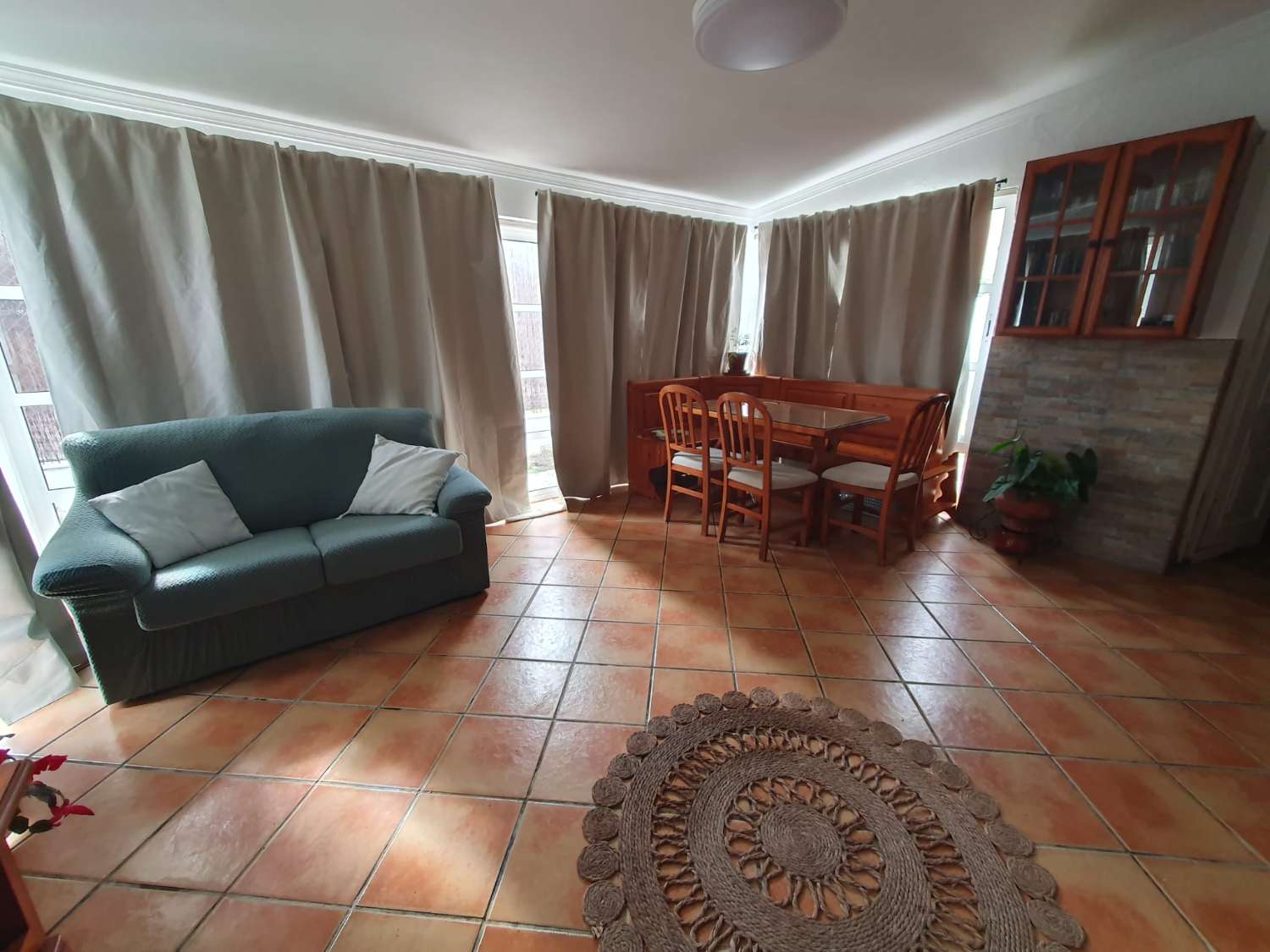 SE ALQUILA ANUAL FABULOSO CHALET EN PARCELA DE 600 M2 CON 4 DORMITORIOS Y 2 BAÑOS EN CARRETERA DE LA BARROSA, CHICLANA DE LA FRONTERA