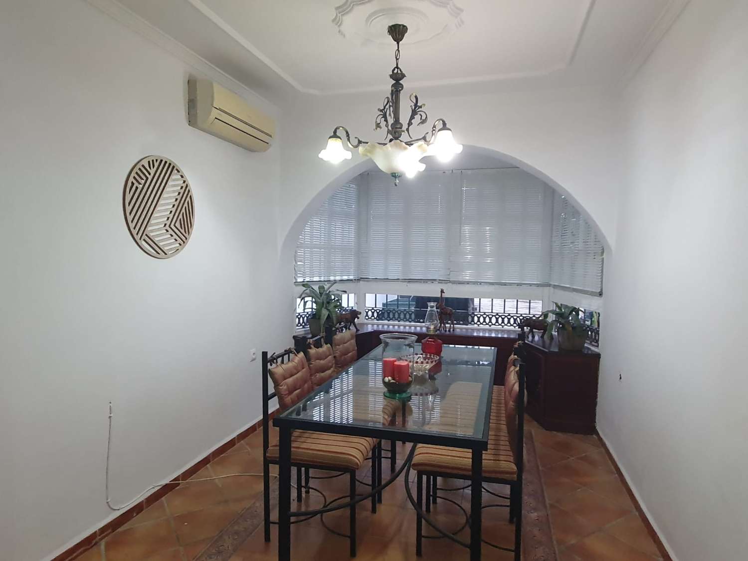 SE ALQUILA ANUAL FABULOSO CHALET EN PARCELA DE 600 M2 CON 4 DORMITORIOS Y 2 BAÑOS EN CARRETERA DE LA BARROSA, CHICLANA DE LA FRONTERA