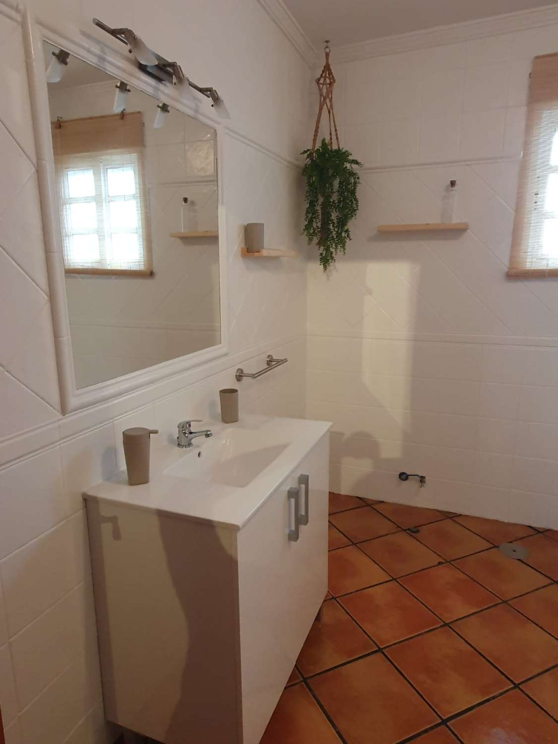 SE ALQUILA ANUAL FABULOSO CHALET EN PARCELA DE 600 M2 CON 4 DORMITORIOS Y 2 BAÑOS EN CARRETERA DE LA BARROSA, CHICLANA DE LA FRONTERA