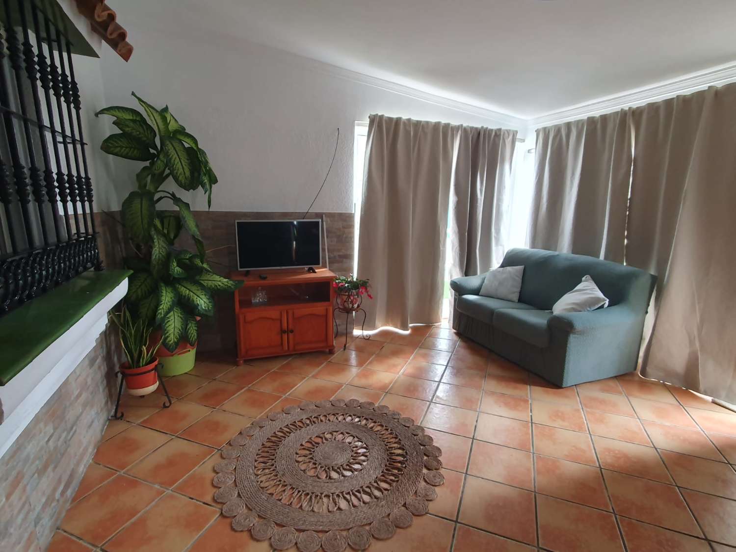 SE ALQUILA ANUAL FABULOSO CHALET EN PARCELA DE 600 M2 CON 4 DORMITORIOS Y 2 BAÑOS EN CARRETERA DE LA BARROSA, CHICLANA DE LA FRONTERA