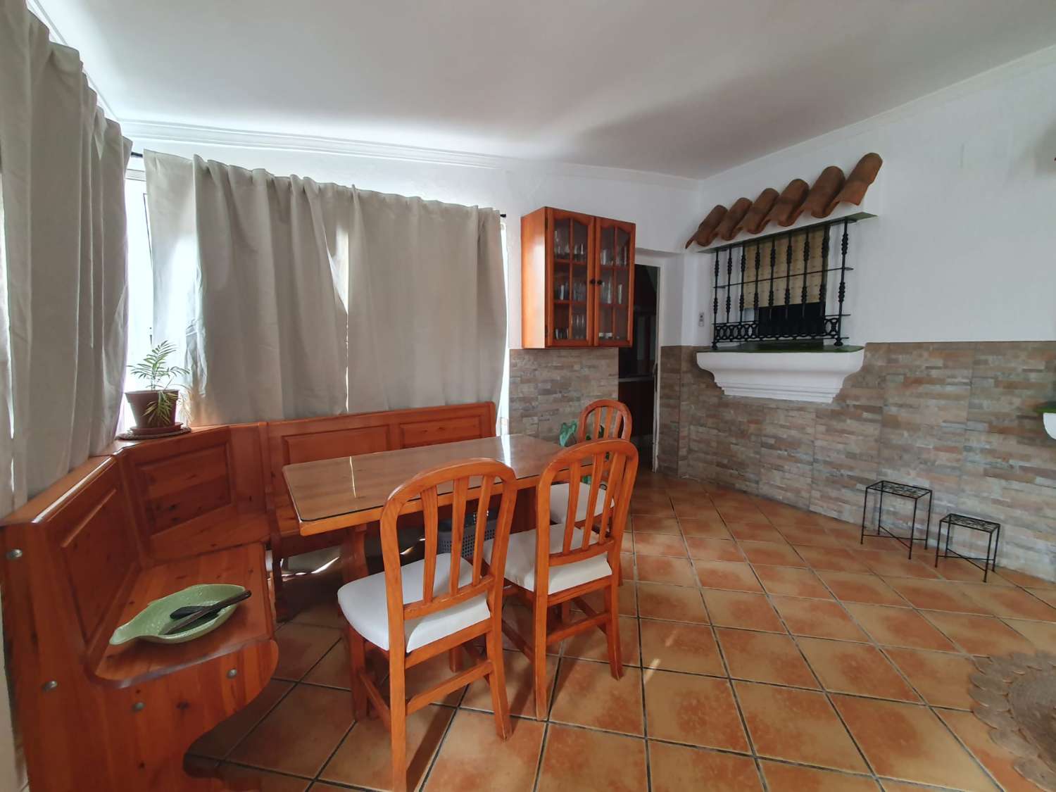 SE ALQUILA ANUAL FABULOSO CHALET EN PARCELA DE 600 M2 CON 4 DORMITORIOS Y 2 BAÑOS EN CARRETERA DE LA BARROSA, CHICLANA DE LA FRONTERA