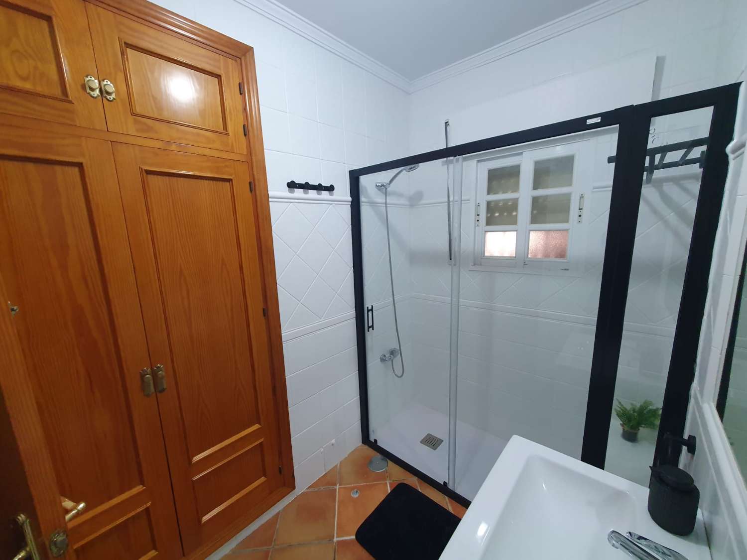 SE ALQUILA ANUAL FABULOSO CHALET EN PARCELA DE 600 M2 CON 4 DORMITORIOS Y 2 BAÑOS EN CARRETERA DE LA BARROSA, CHICLANA DE LA FRONTERA