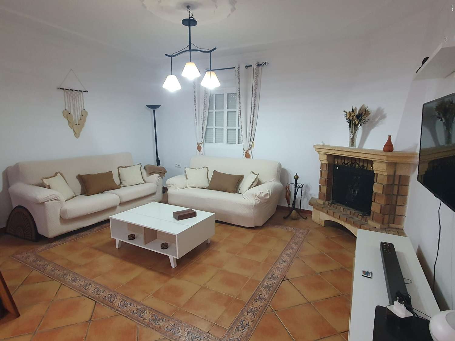 SE ALQUILA ANUAL FABULOSO CHALET EN PARCELA DE 600 M2 CON 4 DORMITORIOS Y 2 BAÑOS EN CARRETERA DE LA BARROSA, CHICLANA DE LA FRONTERA