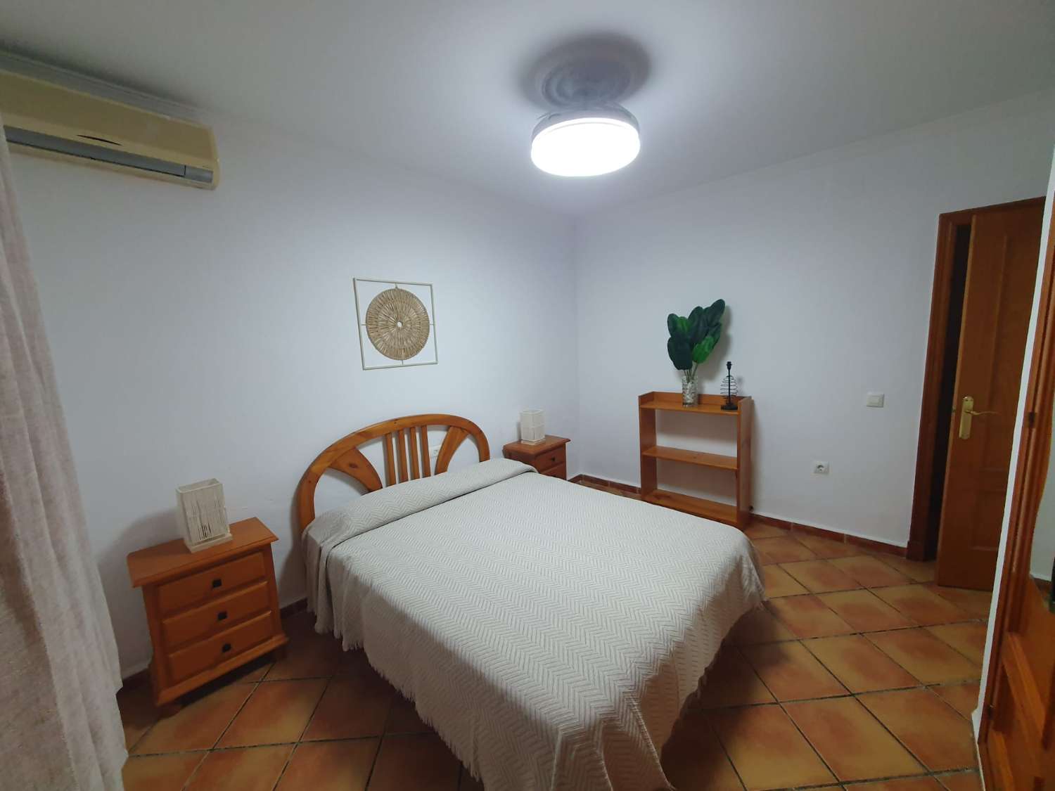 SE ALQUILA ANUAL FABULOSO CHALET EN PARCELA DE 600 M2 CON 4 DORMITORIOS Y 2 BAÑOS EN CARRETERA DE LA BARROSA, CHICLANA DE LA FRONTERA