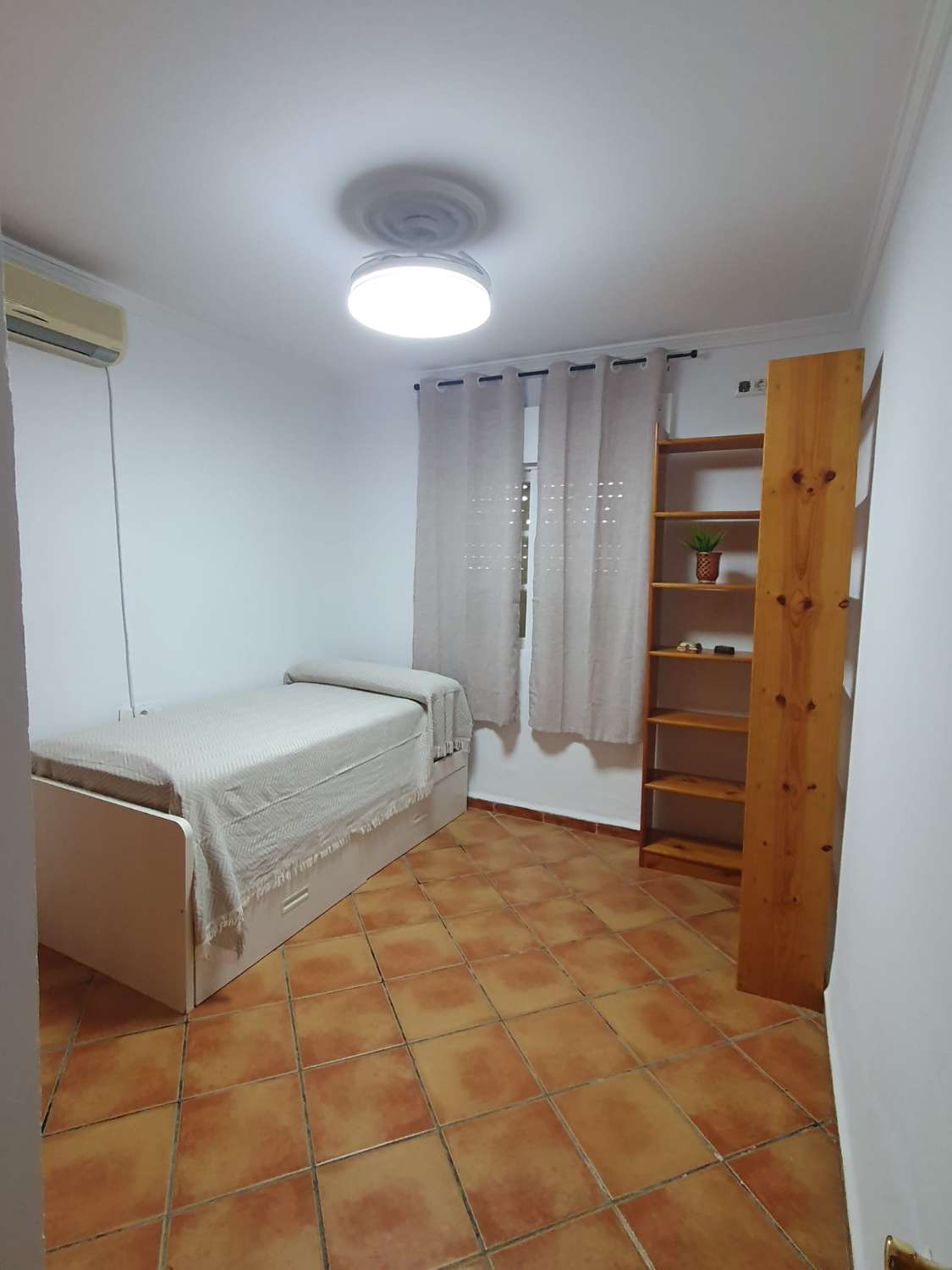 SE ALQUILA ANUAL FABULOSO CHALET EN PARCELA DE 600 M2 CON 4 DORMITORIOS Y 2 BAÑOS EN CARRETERA DE LA BARROSA, CHICLANA DE LA FRONTERA