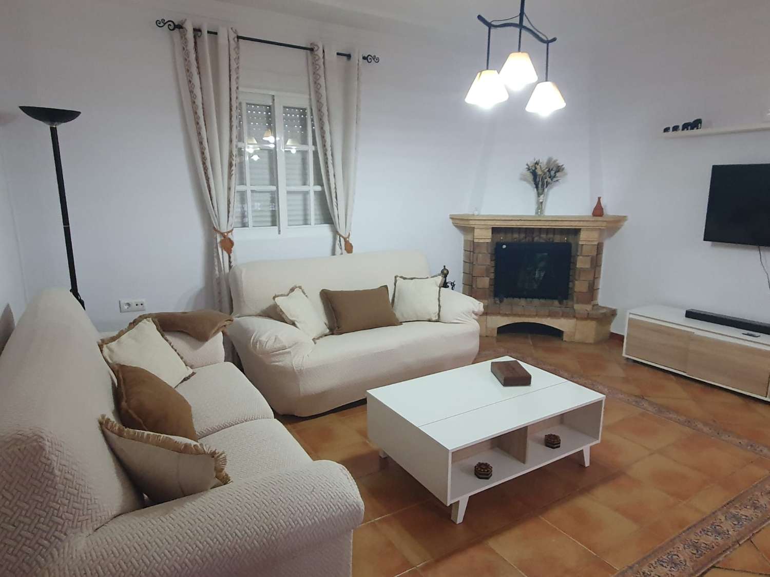 SE ALQUILA ANUAL FABULOSO CHALET EN PARCELA DE 600 M2 CON 4 DORMITORIOS Y 2 BAÑOS EN CARRETERA DE LA BARROSA, CHICLANA DE LA FRONTERA