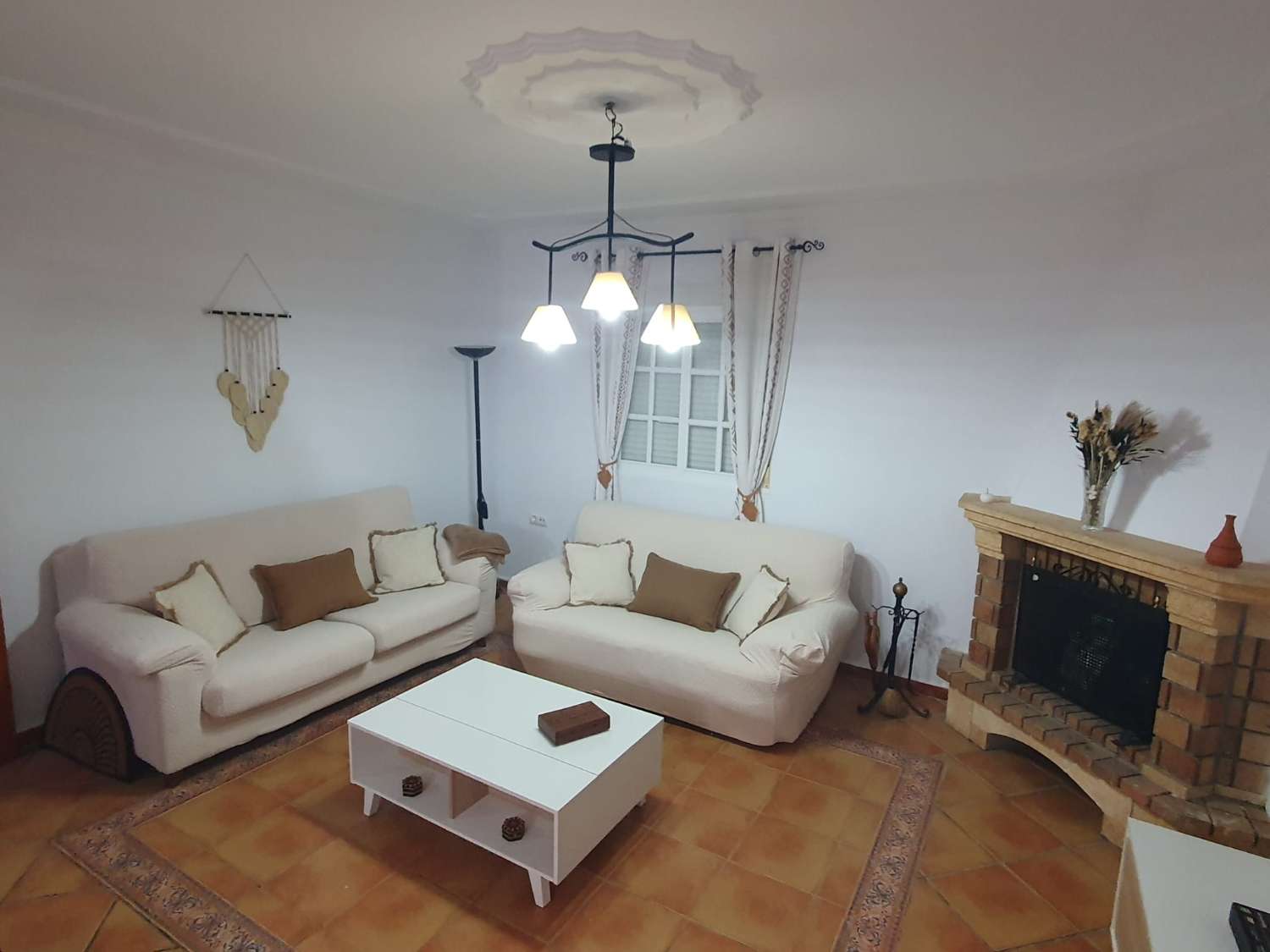 SE ALQUILA ANUAL FABULOSO CHALET EN PARCELA DE 600 M2 CON 4 DORMITORIOS Y 2 BAÑOS EN CARRETERA DE LA BARROSA, CHICLANA DE LA FRONTERA