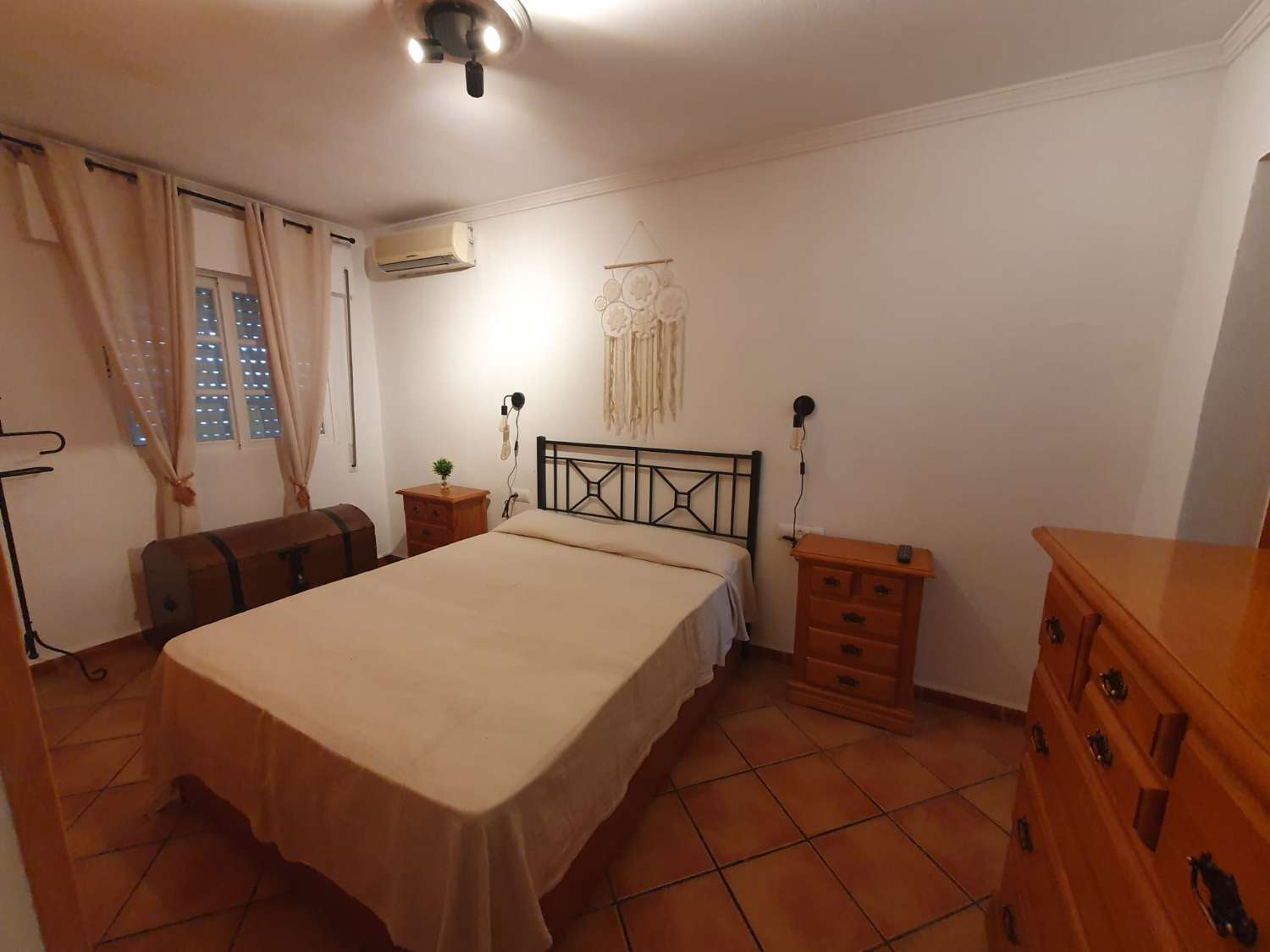 SE ALQUILA ANUAL FABULOSO CHALET EN PARCELA DE 600 M2 CON 4 DORMITORIOS Y 2 BAÑOS EN CARRETERA DE LA BARROSA, CHICLANA DE LA FRONTERA