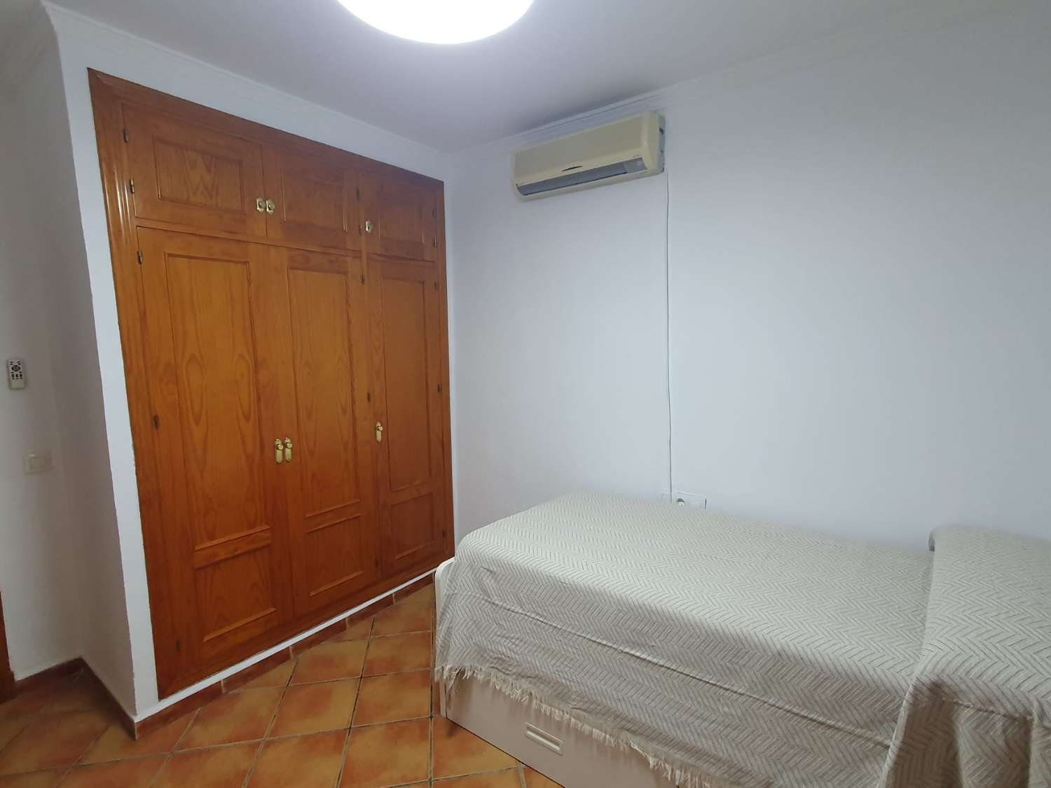 SE ALQUILA ANUAL FABULOSO CHALET EN PARCELA DE 600 M2 CON 4 DORMITORIOS Y 2 BAÑOS EN CARRETERA DE LA BARROSA, CHICLANA DE LA FRONTERA